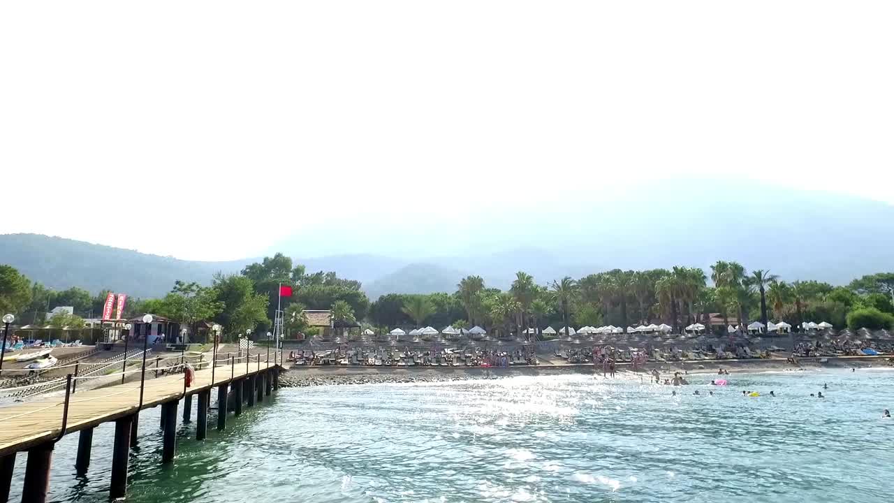 Bellissima spiaggia a Beldibi con una montagna sullo sfondo.