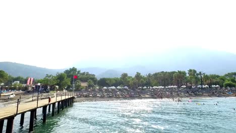 muy hermosa playa en beldibi con una montaña en el fondo