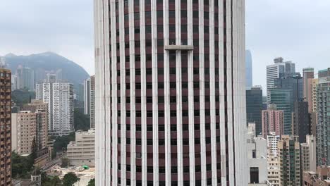 plataforma de limpieza de ventanas que desciende en el rascacielos de hong kong hopewell centre