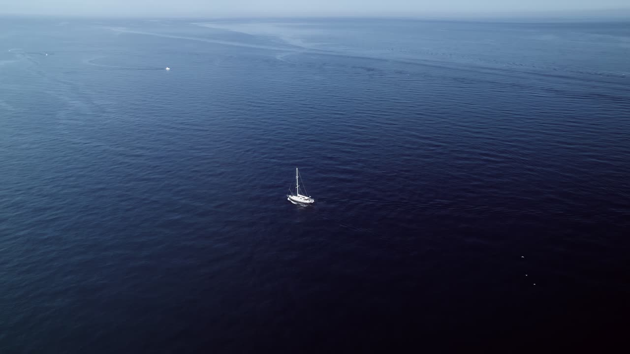 지중해를 항해하는 요트에서 멀리 날아가는 드론