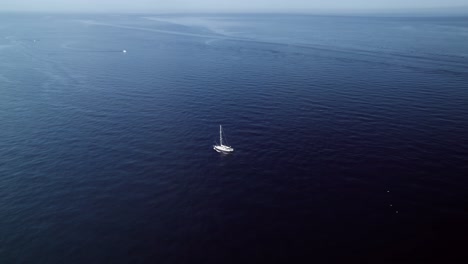 Drone-Volando-Lejos-Del-Yate-Navegando-En-El-Mar-Mediterráneo