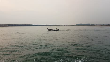 Toma-De-Seguimiento-De-4k-De-Un-Barco-De-Pescadores-Que-Se-Dirige-Hacia-El-Mar-Cerca-Del-Puerto-Antiguo,-Pondicherry,-India