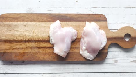 preparación de muslos de pollo crudos