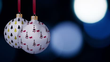 los adornos de la pelota de navidad están balanceándose en el fondo de bokeh archivo de bucle