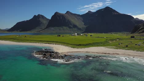 beach lofoten islands es un archipiélago en el condado de nordland, noruega.