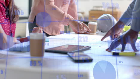 procesamiento de datos en la interfaz a través de las manos de diversos arquitectos discutiendo planos