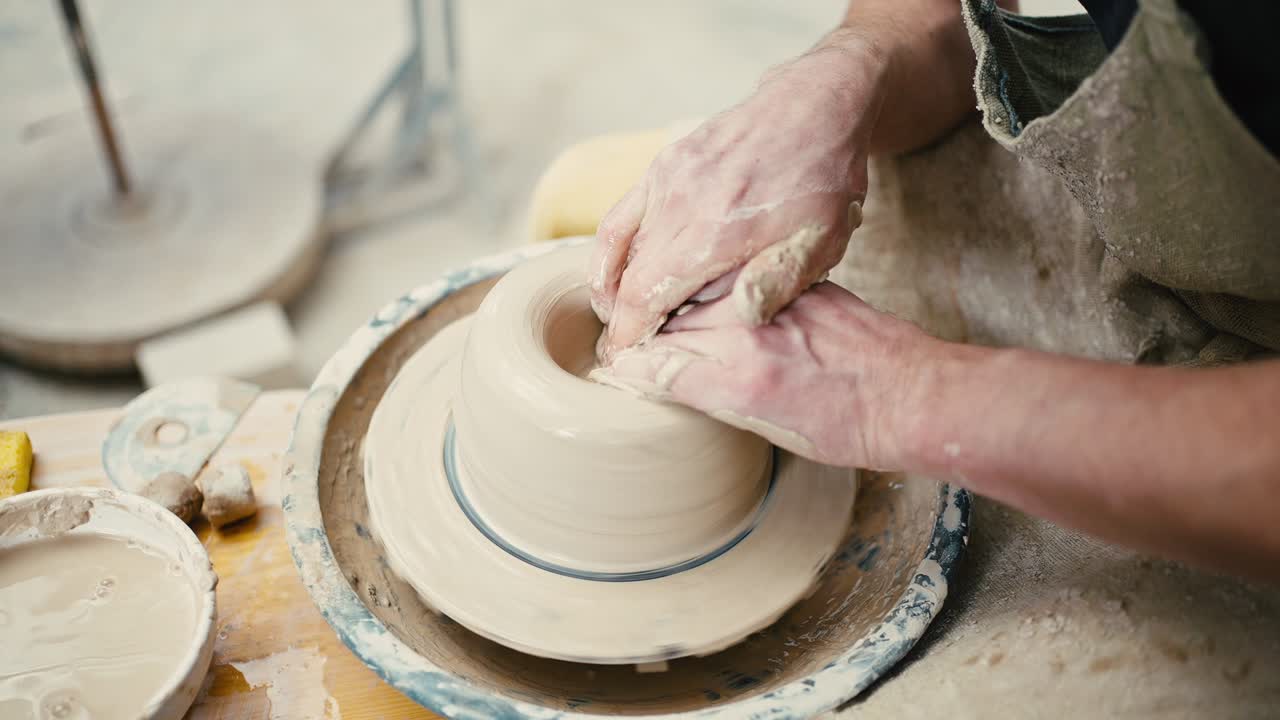 아트 테라피: 인식할 수 없는 도자기 예술가의 클로즈업 도자기 바에 세라 물건을 형성, 추적