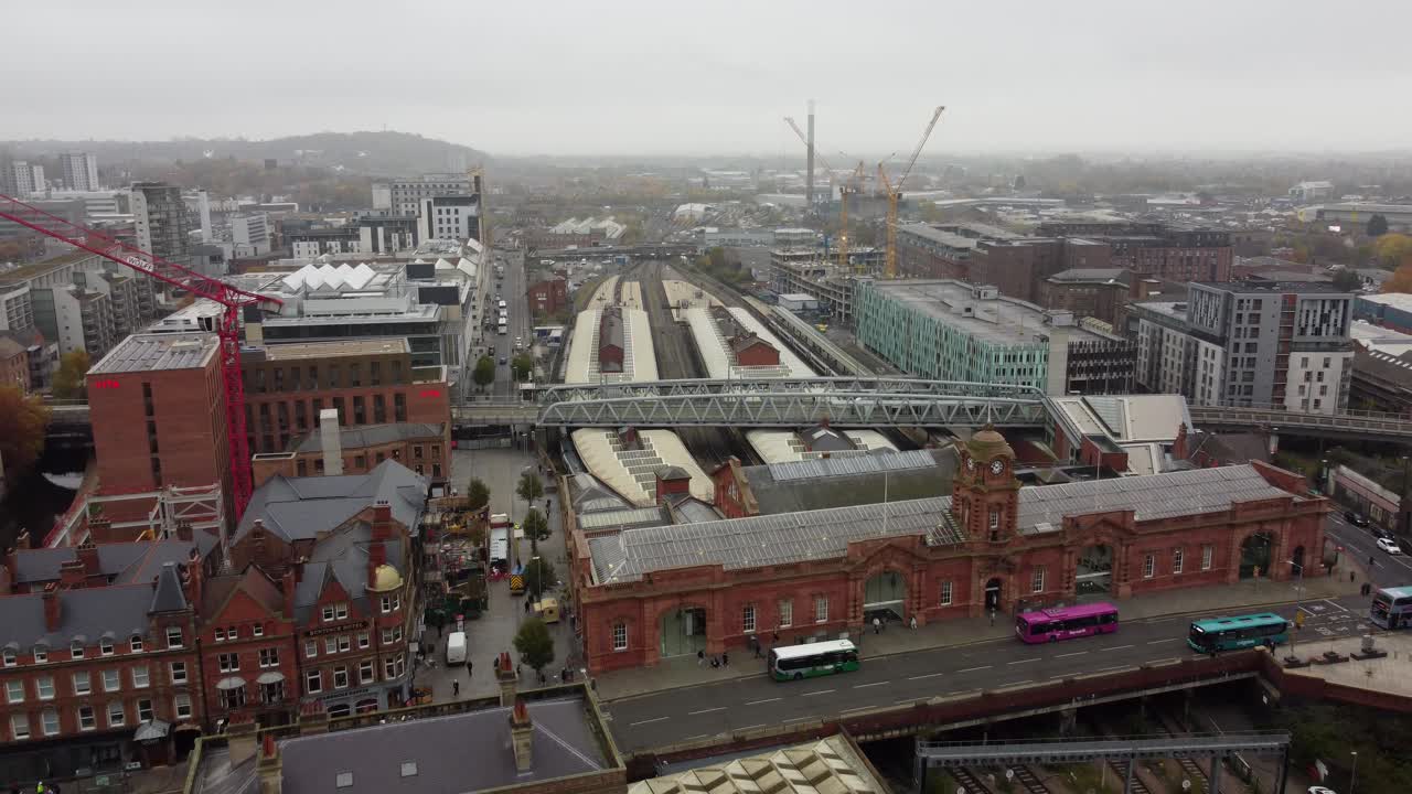 Stazione di Nottingham UK, riprese aeree con drone che si allontana rivelando la scena