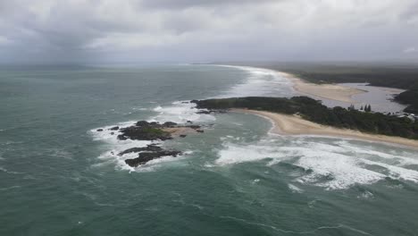 Volando-Desde-Afloramientos-Rocosos-En-La-Playa-Sawtell