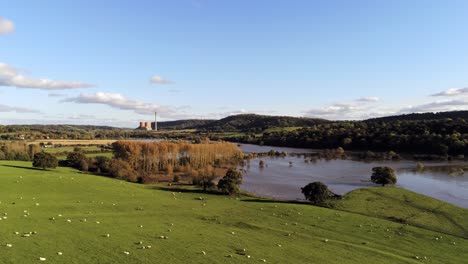 Britische-Landschaft-Nasse-überflutete-Felder---Wiesen,-Nachdem-Die-Ufer-Des-Flusses-überflutet-Wurden-Und-Die-Felder-Untergetaucht-Waren