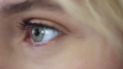 Nahaufnahme-Schöne-Frau-Blaues-Auge-Öffnung-Reflexion-Iris-Detail
