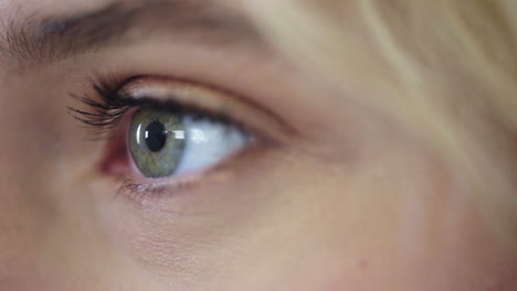cerca hermosa mujer ojo azul apertura reflejo iris detalle