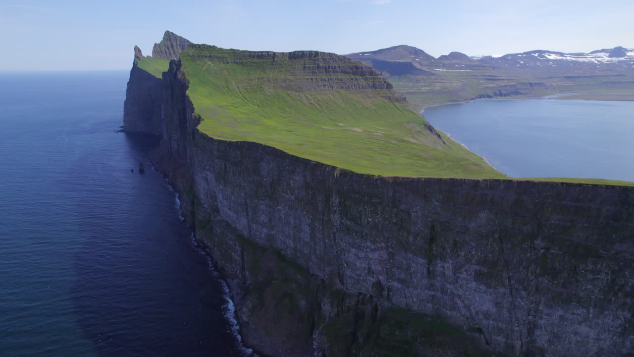 vuelo de aviones no tripulados sobre la costa y los acantilados de la reserva natural de hornstrandir en el desierto del norte de islandia