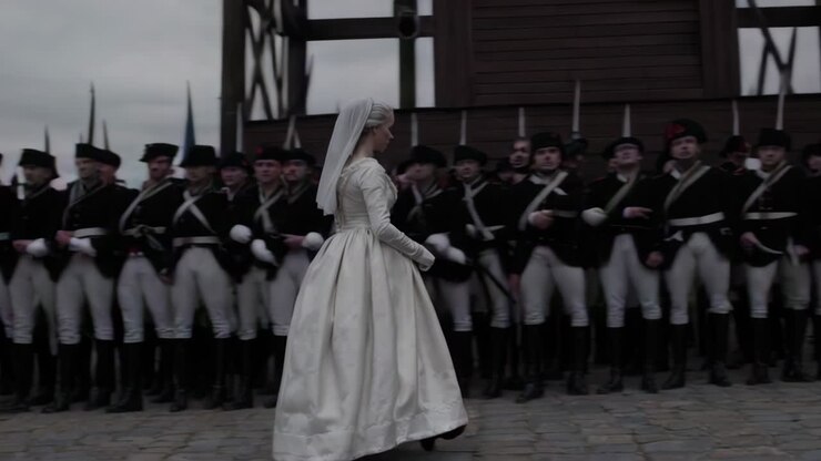 Donna in abito del XVIII secolo di fronte ai militari