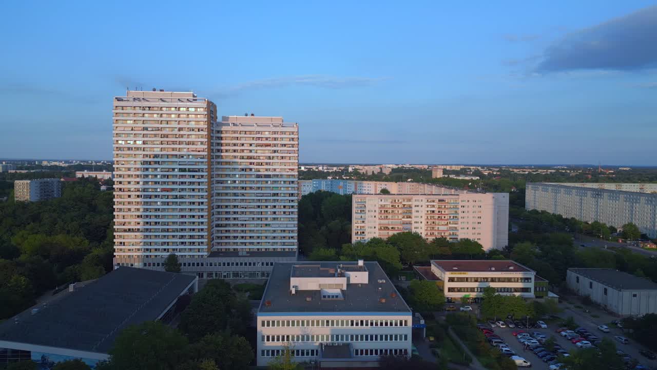 vista aérea mágica de arriba vuelo complejo de viviendas prefabricadas, sistema de paneles edificio berlin marzahn alemania europa verano 23