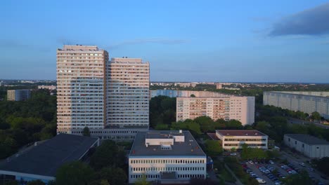 Vista-Superior-Aérea-Mágica-Vuelo-Complejo-De-Viviendas-Prefabricadas,-Sistema-De-Paneles-Edificio-Berlín-Marzahn-Alemania-Europa-Verano-23