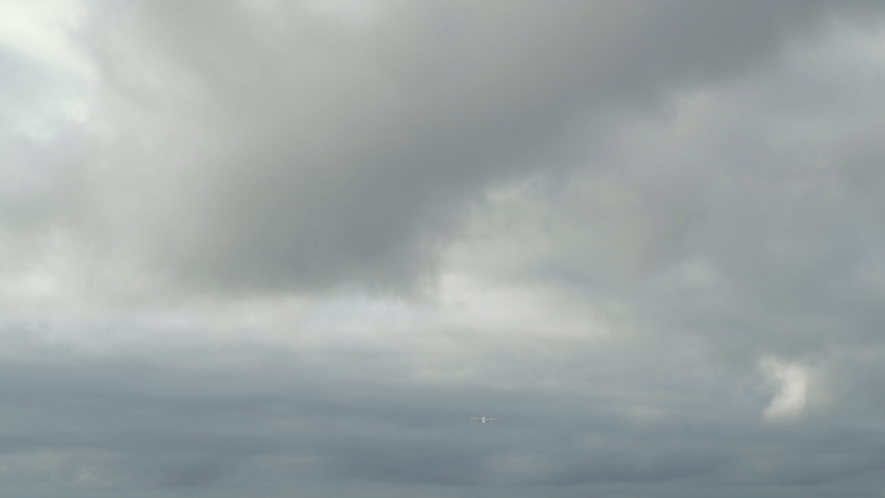 여객기가 고도를 얻고 있습니다.