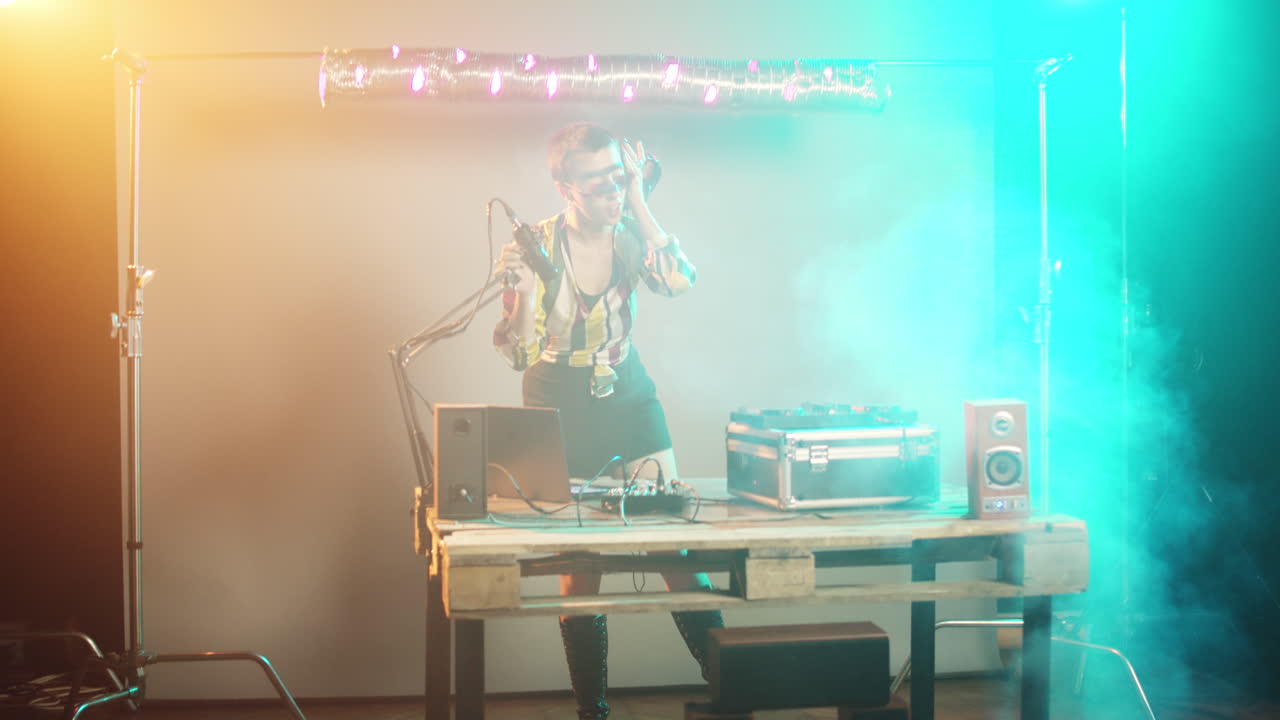 Un DJ figo con un trucco folle che mescola canzoni ai giradischi.