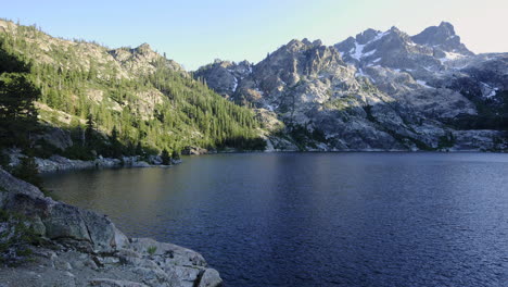 Lapso-De-Tiempo-De-Una-Sombra-Puesta-En-La-Sierra-Buttes-Por-Encima-De-Upper-Sardine-Lake-California