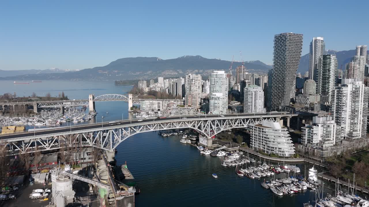 Ponte Granville e Ponte di Burrard Street sul False Creek nel centro di Vancouver, Canada. - ripresa aerea