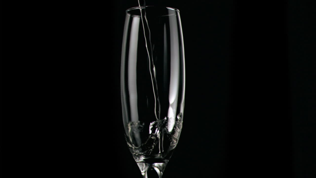 슈퍼 슬로 모션으로  와인이 여지고 있습니다.
