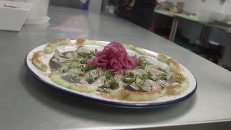 un plato de aguachile de camarones de la cocina tradicional mexicana sinaloense