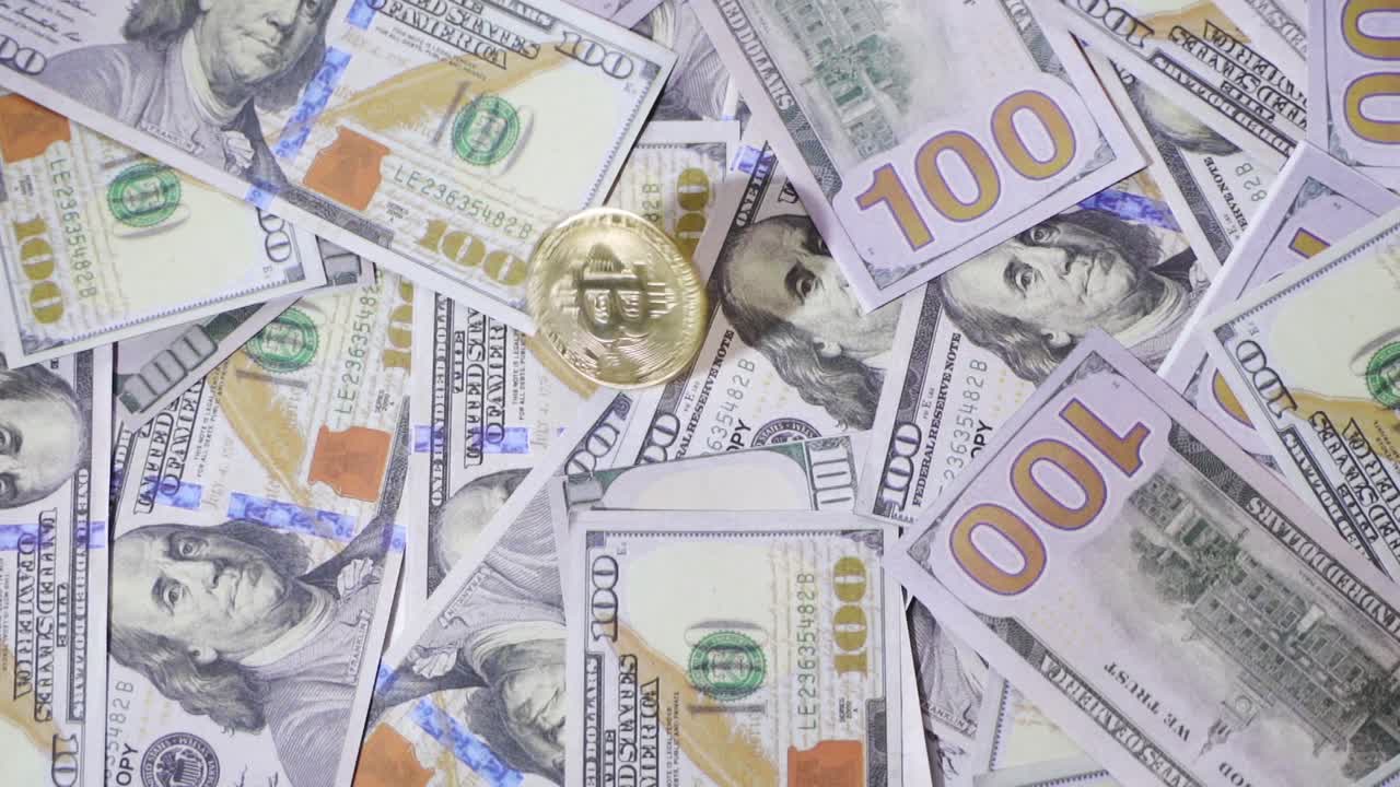 비트코인이 슬로우모션으로 달러를 회전시키고 있습니다.