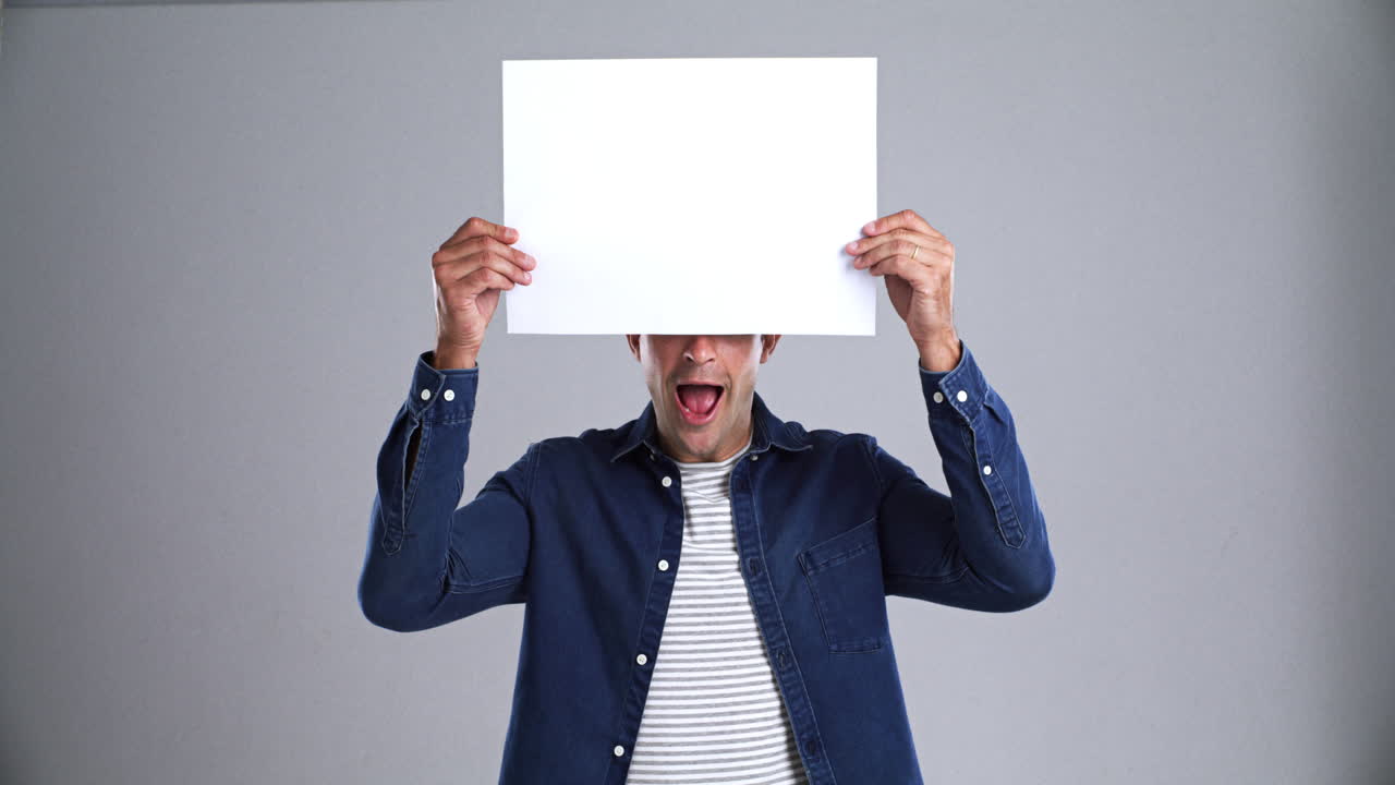 un hombre maduro guapo sosteniendo una tarjeta blanca