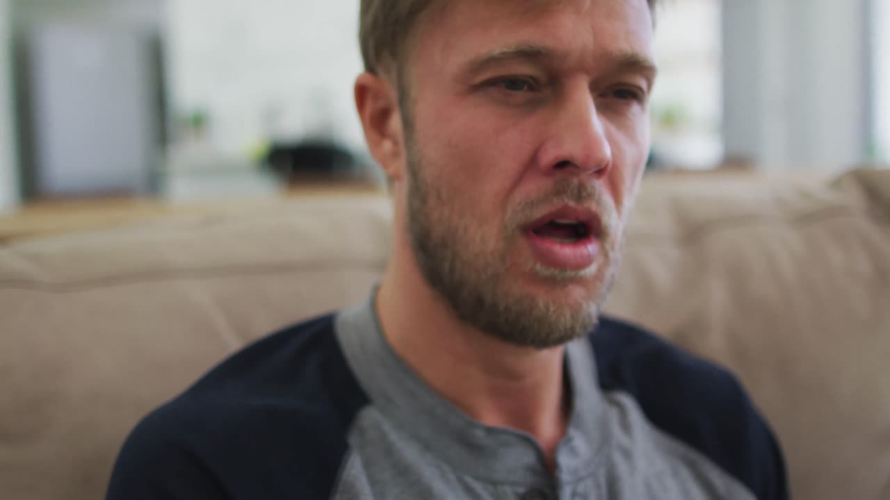 hombre caucásico pasando tiempo solo