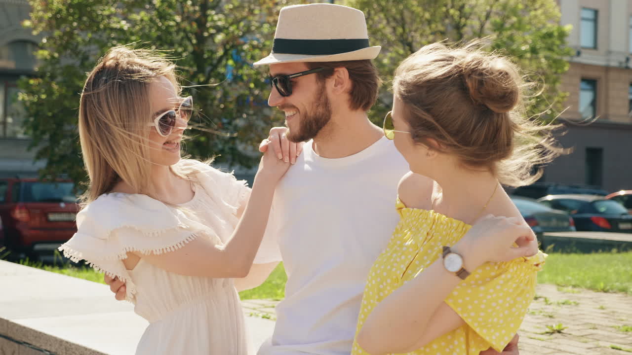 친구 들 이 도시 에서  이 비는 날 을 즐기고 있다