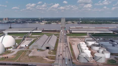 Antena-De-Autos-Circulando-Por-El-Puente-Horace-Wilkinson-En-Baton-Rouge,-Louisiana