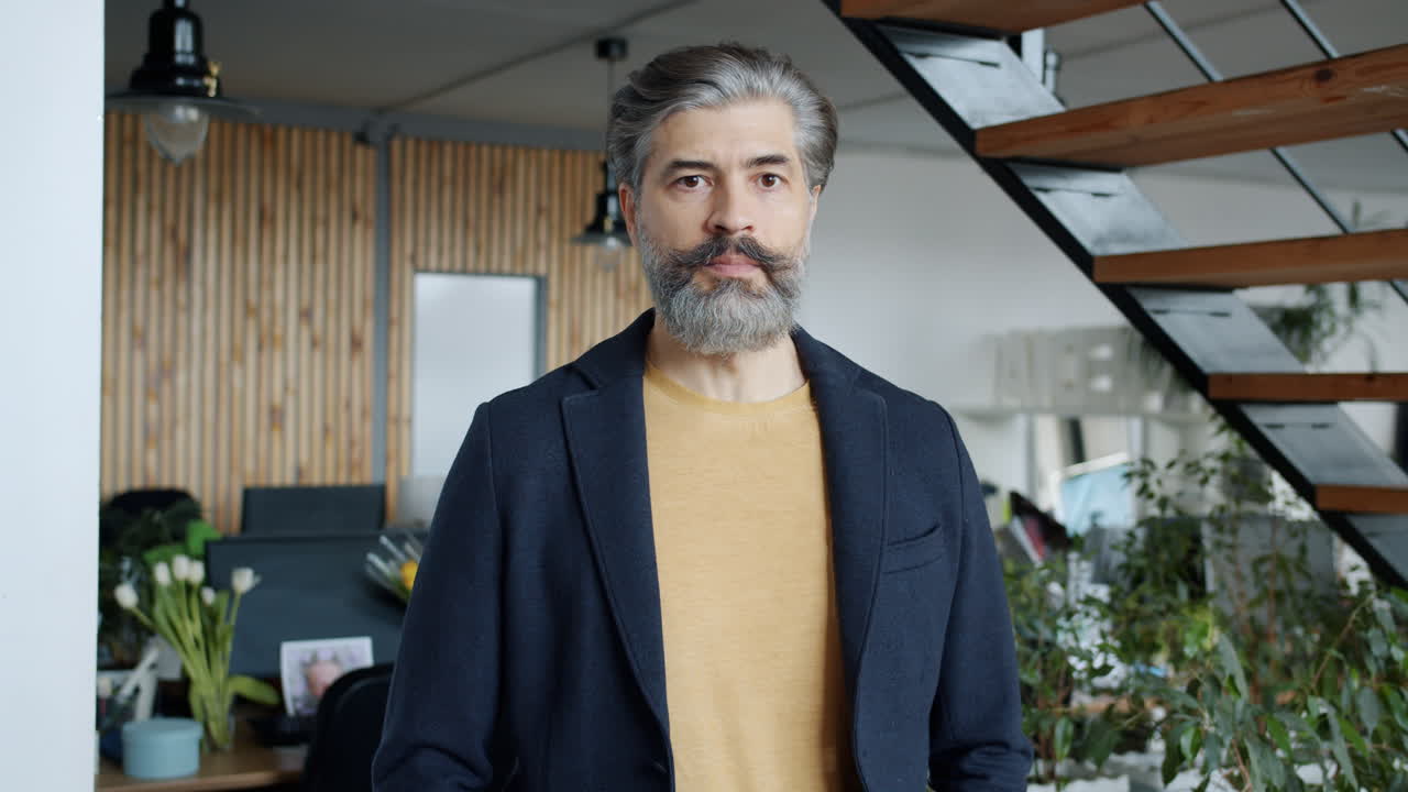 Ritratto di un uomo d'affari in un ufficio moderno