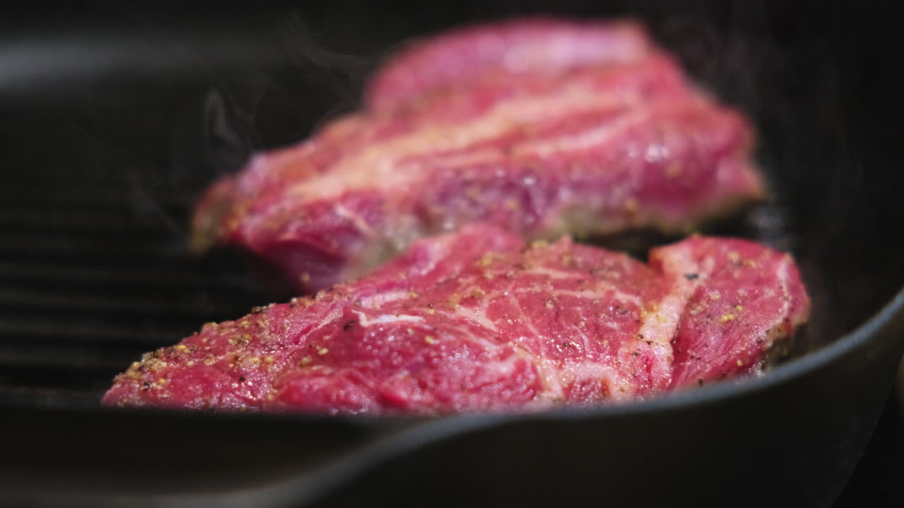 판에 스테이크를 요리하는 것