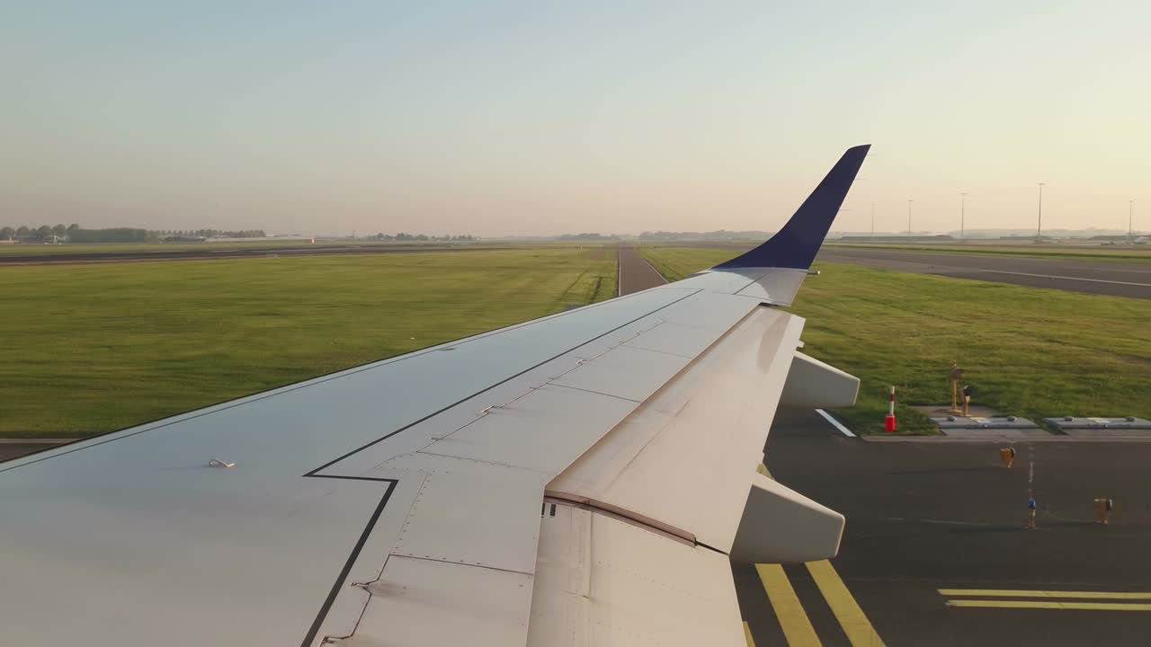 preparación para el vuelo del avión. una vista del ala de un avión a través de la ventana de un avión que roda en la pista de aterrizajepreparación para el vuelo de un avión.