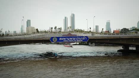 Peligrosos-Niveles-De-Agua-En-Aumento-En-El-Río-Chao-Phraya-En-Bangkok,-Tailandia