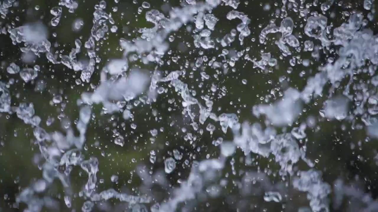 Gotas de água de fonte espirrando