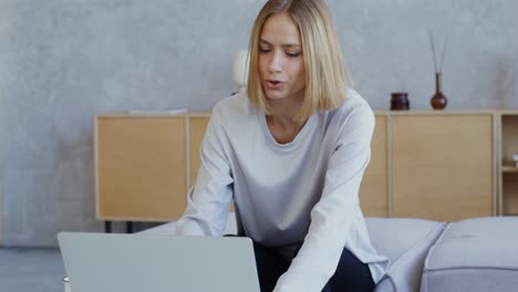 mujer trabajando en una computadora portátil en casa