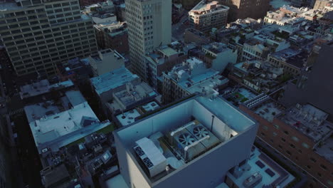 Volar-Por-Encima-Del-Desarrollo-De-La-Ciudad.-Tiro-Inclinado-Hacia-Abajo-En-La-Azotea.-Cubiertas-Planas-Con-Tecnologías-De-Ventilación.-Manhattan,-Ciudad-De-Nueva-York,-Estados-Unidos