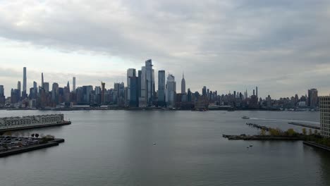 Aerial-drone-view-over-the-Weehawken-Cove,-towards-the-Hudson-yards-skyline,-in-cloudy-New-York,-United-states