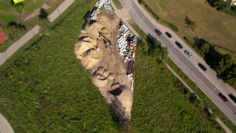 Drohnenansicht-Aus-Der-Vogelperspektive-Eines-Baggers,-Der-Auf-Der-Baustelle-Erde-Räumt