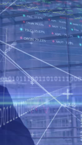 animación del procesamiento de datos financieros sobre un hombre de negocios caucásico con equipaje caminando