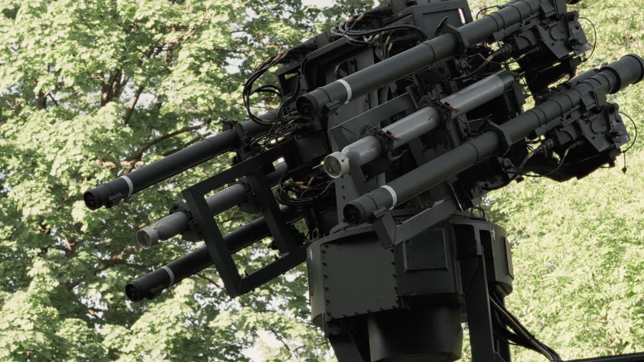 Sistema missilistico terra-aria a superficie terrestre impiegato durante le operazioni militari allineate alla NATO. Rappresenta le forze armate moderne, la difesa strategica e la protezione dello spazio aereo territoriale.