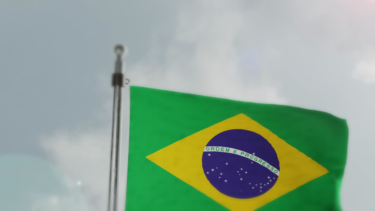 Brasiliansk flag, der vinker på en flagstang mod en skyet himmel