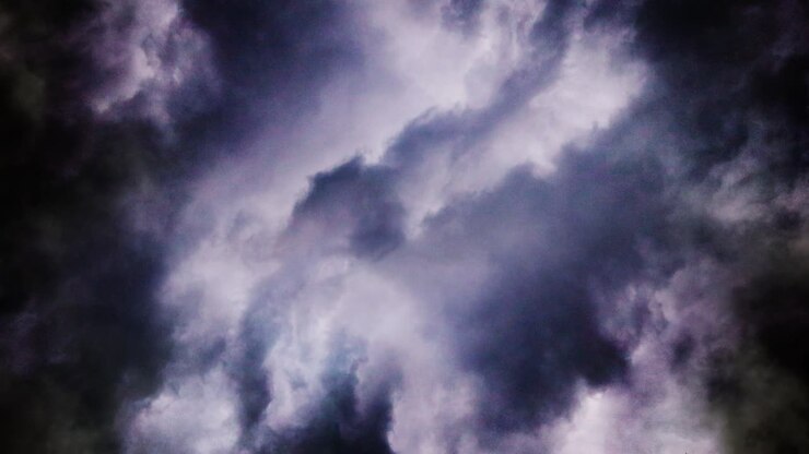 spesse nuvole che fluttuano nel cielo accompagnate da un temporale
