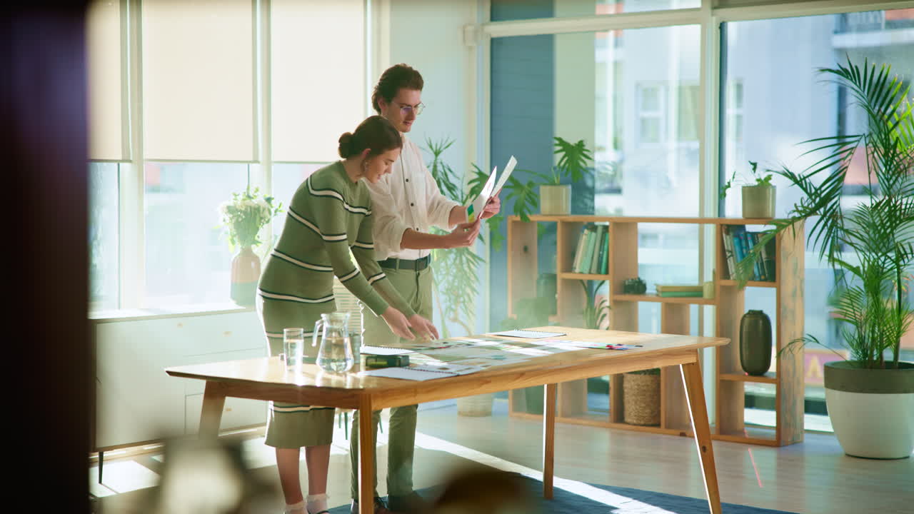 personas de negocios que se reúnen en una oficina