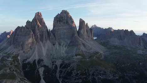 Tre-Cime-Di-Lavaredo-Picos-Montañosos-En-Dolomitas-Italia,-Amplia-Vista-Aérea-Cinematográfica