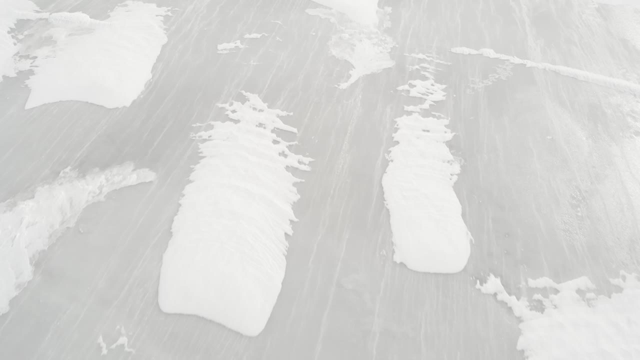 눈과 바람이 불며 얼어붙은 호수 위를 비행하는 드론 영상