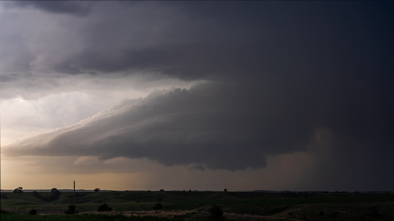 Dramatisk stormfuldt landskab