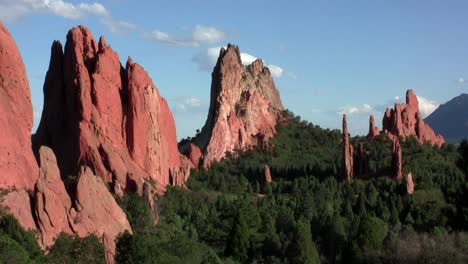 Sandstone-peaks-in-Canyonlands-National-Park-1