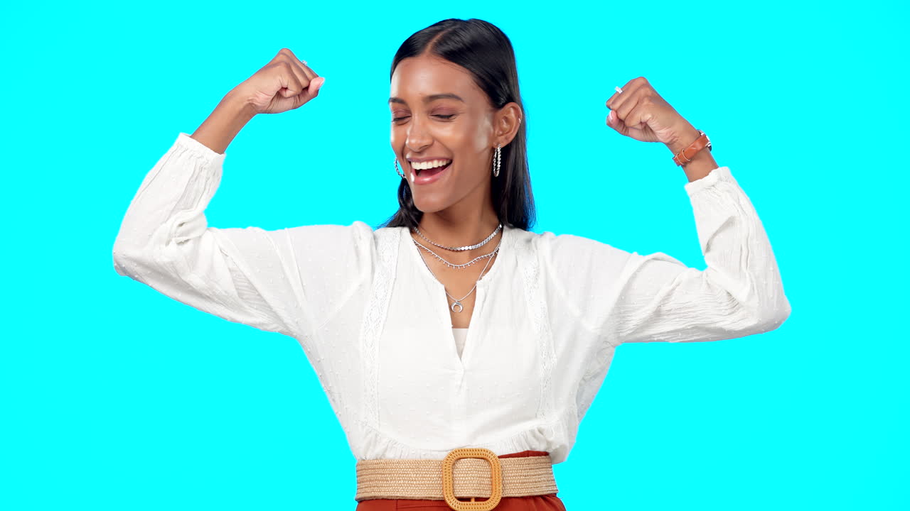 mujer de negocios, flexión de brazos y cara feliz